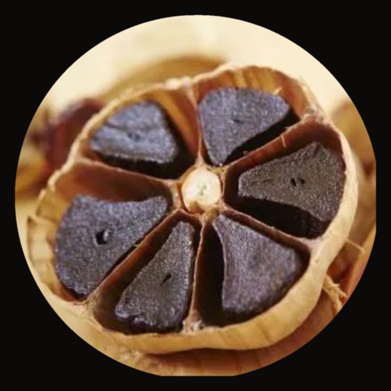 Tête d'ail noir coupée
