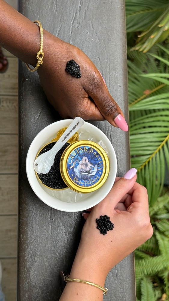 Dégustation de caviar Baeri sur la main